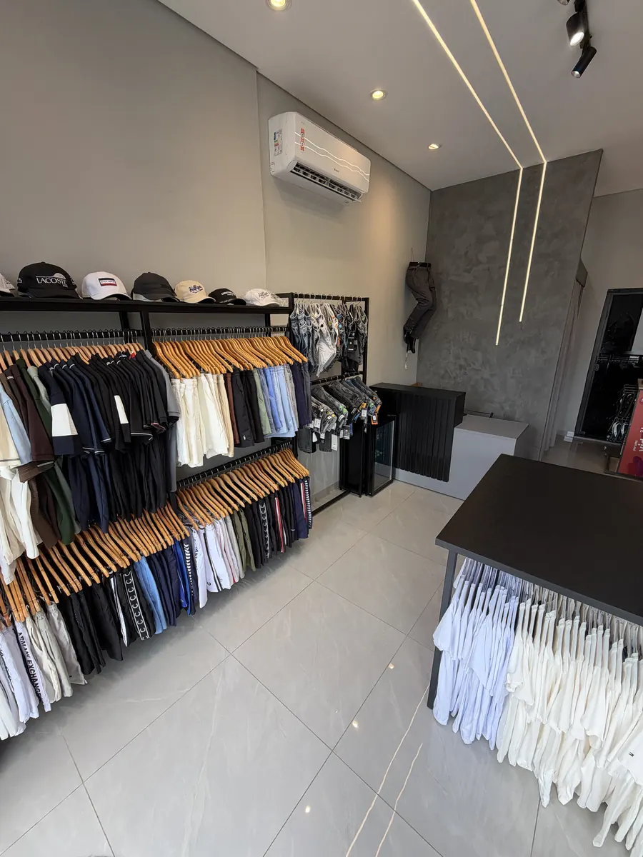 Araras com bermudas, camisetas e bonés